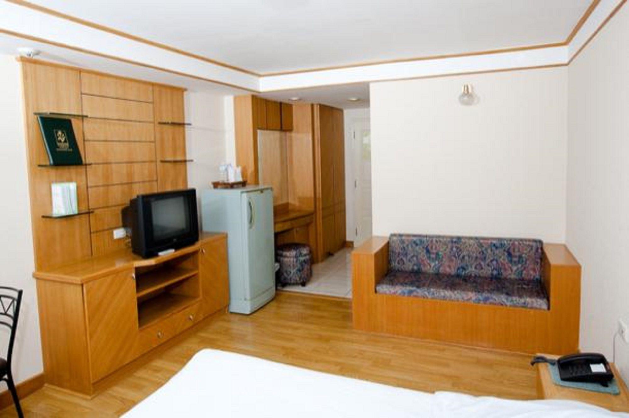 Roseate Ratchada Aparthotel Банкок Екстериор снимка